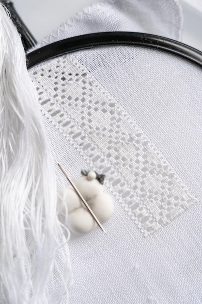 Detale haftu na lnianej tkaninie