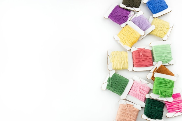 Kolorowe nici ułożone w paletę